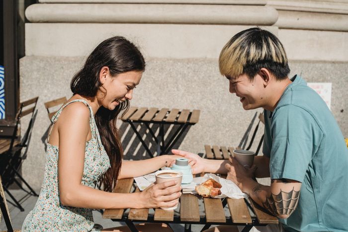  Nhiều người gặp khó trong việc biến những cuộc "match" trực tuyến thành buổi hẹn hò trực tiếp. Ảnh: Samson Katt/Pexels. 