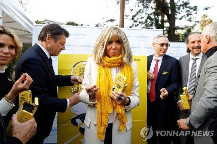 Năm 2019, bà Macron kế thừa vị trí chủ tịch của quỹ do Bernadette Chirac, vợ của cựu Tổng thống Jacques Chirac, lãnh đạo trong 25 năm