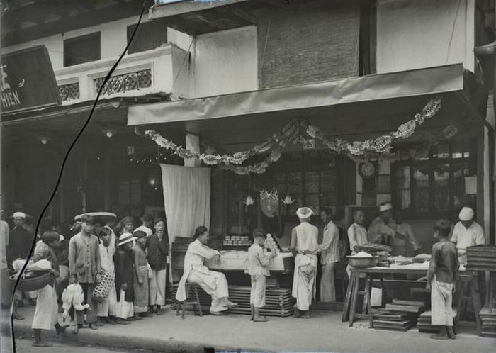 Quang cảnh cửa hàng bánh Tùng Hiên phố Hàng Đường, mùa Trung Thu 1928