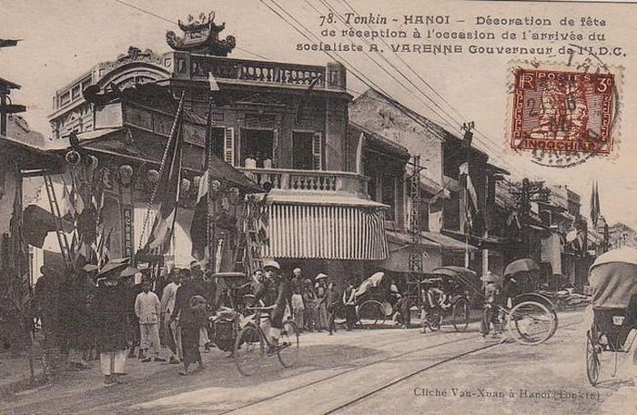Cổng chào dựng cuối phố Hàng Đường, giáp Hàng Ngang, khi Toàn quyền Varenne tới Hà Nội