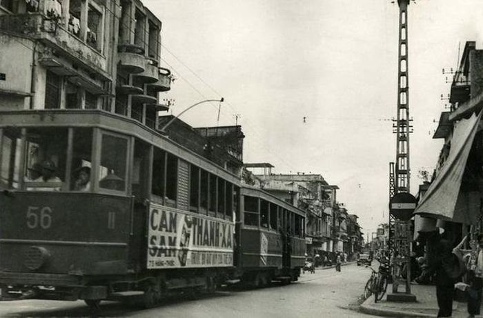 Xe điện trên phố Hàng Đường