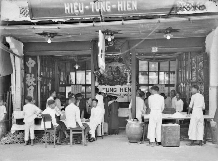 Cửa hàng Tùng Hiên nổi tiếng với biểu tượng truyền thống là cô tiên gẩy đàn