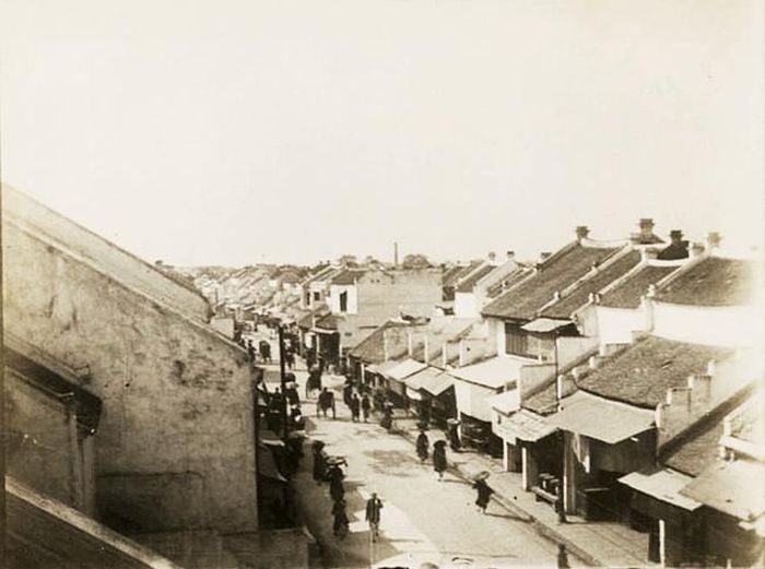 Phố Hàng Đường năm 1896, trước khi có xe điện, phía xa có cột ống khói nhà máy sợi