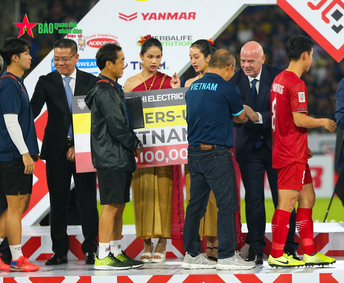 Chủ tịch FIFA Gianni Infantino trao thưởng cho HLV Park Hang-seo và ban huấn luyện đội tuyển Việt Nam. Ảnh: Việt An 