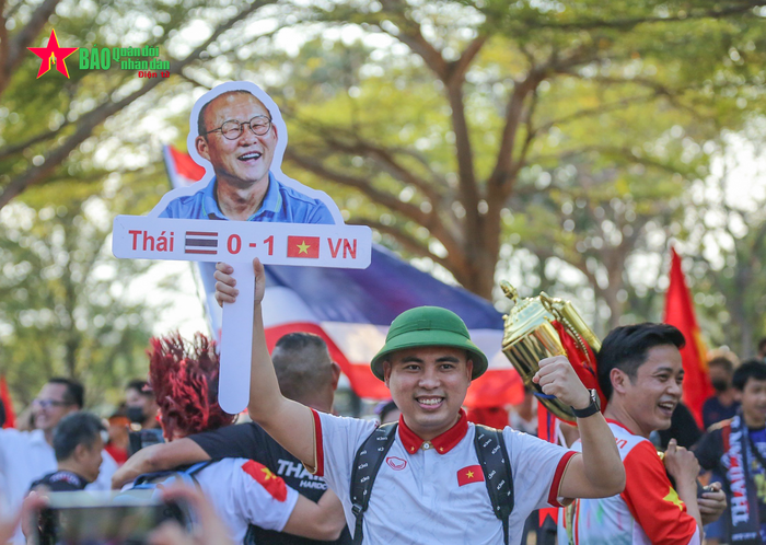 "Niềm tin chiến thắng" chính là hành trang mà các cổ động viên Việt Nam mang đến sân Thammasat. Ảnh: Việt An 