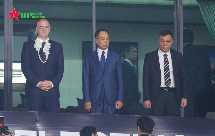 Chủ tịch Liên đoàn bóng đá thế giới (FIFA) Gianni Infantino (ngoài cùng bên trái) và Chủ tịch Liên đoàn bóng đá Việt Nam (ngoài cùng bên phải) trên khán đài sân Thammasat. Ảnh: Việt An