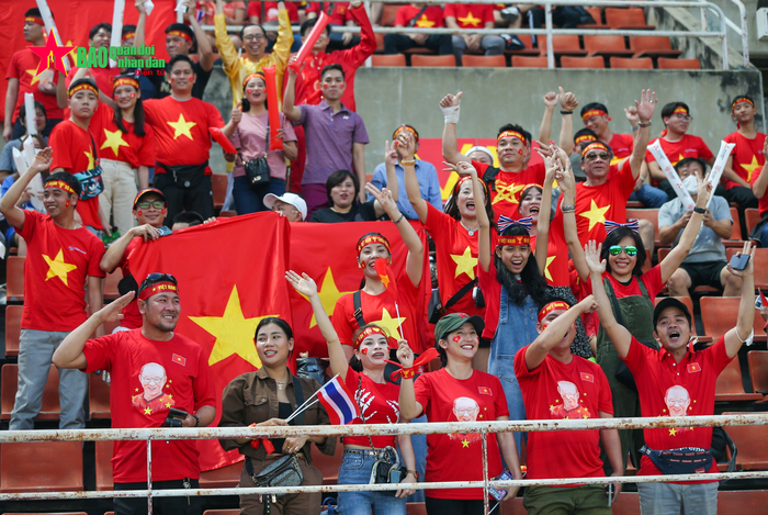  Ngay từ lúc này, trên khán đài đã vang lên bài ca "Như có Bác Hồ trong ngày vui đại thắng". Ảnh: Việt An