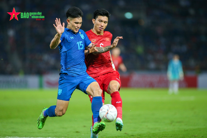 Các cầu thủ Thái Lan đang theo kèm rất khó chịu và sẵn sàng phạm lỗi với các cầu thủ Việt Nam. Ảnh: Việt An 
