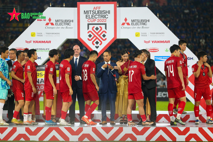  Các cầu thủ Việt Nam nhận phần thưởng của đội á quân AFF Cup 2022. Ảnh: Việt An