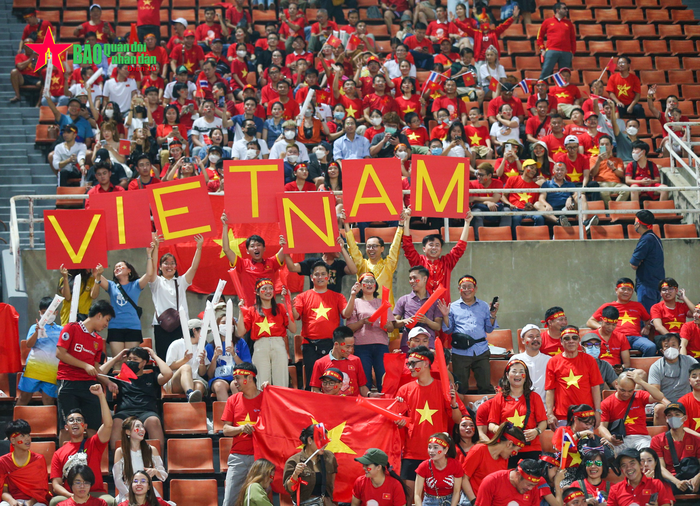  Cổ động viên Việt Nam nhuộm đỏ một góc khán đài sân Thammasat. Ảnh: Việt An