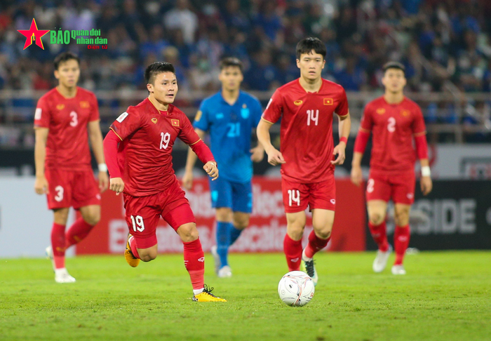 Đội tuyển Việt Nam vẫn đang gặp bế tắc trong việc đưa bóng vào khu vực cấm địa của Thái Lan. Ảnh: Việt An