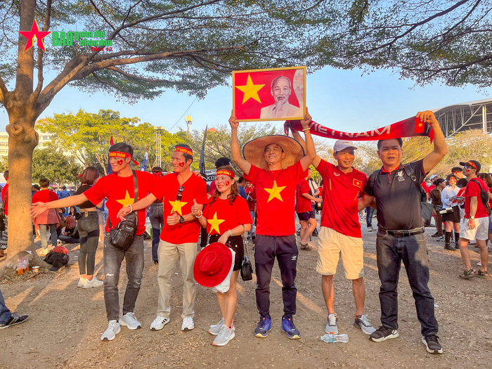  Cổ động viên Việt Nam đến sân Thammasat. Ảnh: Việt An