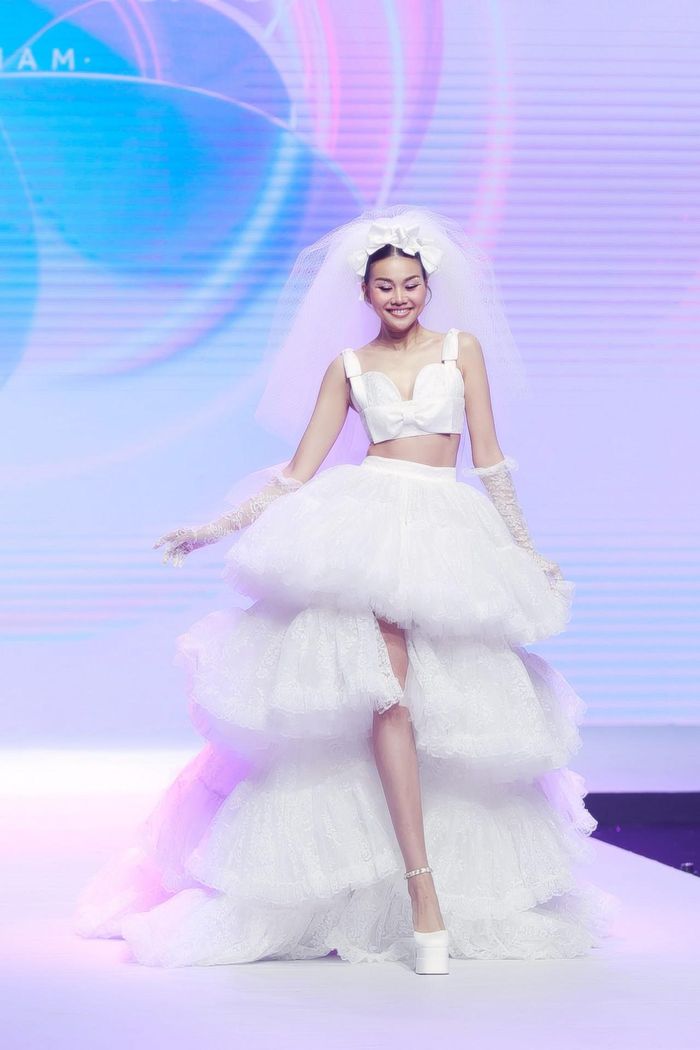 Thanh Hằng tỏa sáng với thiết kế váy cưới trong một show diễn.