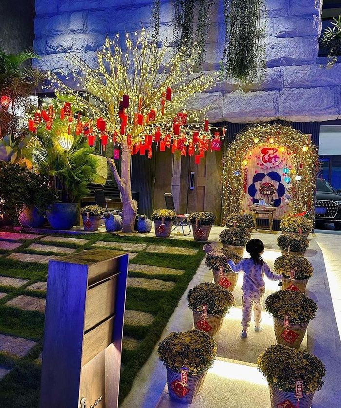 Biệt thự của Cường Đô La đã trang trí hoành tráng để đón Tết Nguyên đán.