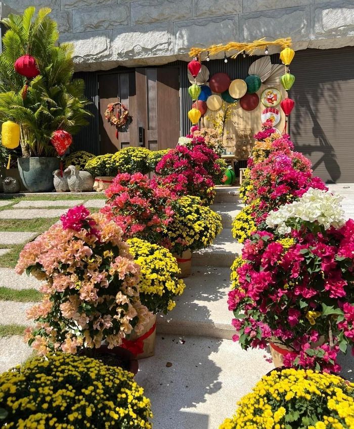 Không gian trước nhà Đàm Thu Trang được trang trí như chợ hoa.