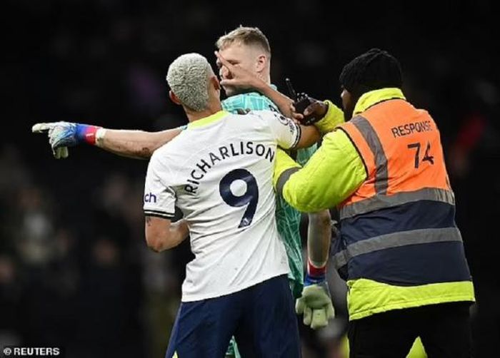 Aaron Ramsdale và Richarlison đã có cuộc cãi vã sau trận đấu.