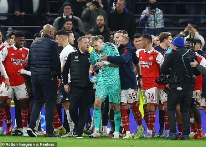 Sự việc lôi kéo nhiều cầu thủ của hai đội buộc ban huấn luyện của cả Tottenham và Arsenal phải can thiệp.