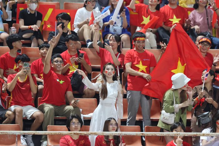 Cổ động viên vượt đường sá xa xôi đến Thái Lan cổ vũ cho các cầu thủ đội tuyển Việt Nam