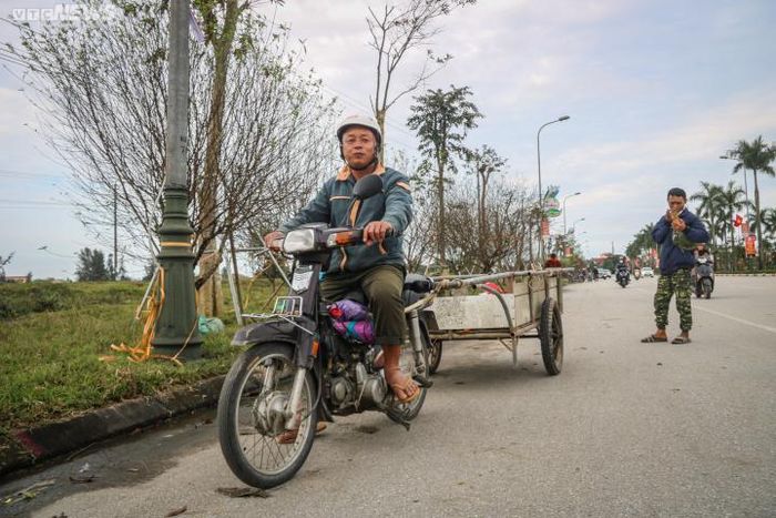 Để “hành nghề” những người dân chỉ cần một chiếc xe kéo và xe máy là có thể kiếm tiền triệu mỗi ngày.
