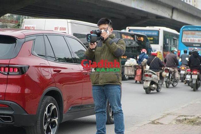 Trang bị kiểm tra lần này gồm có máy bắn tốc độ, bộ đàm để hỗ trợ - (ảnh Đồng Diệm).