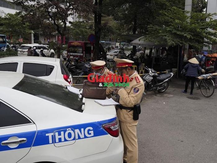 Theo Đội CSGT số 6, để xử lý triệt để tình trạng xe chạy “rùa bò” đón, trả khách sai quy định cũng cần sự hợp tác từ người dân. Người dân có nhu cầu đi lại nên vào bến xe mua vé, khi đó những nhà xe có muốn bắt khách ở ngoài cũng không được - (ảnh Tuấn Anh).