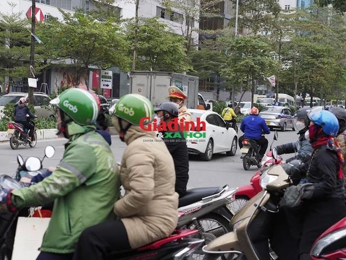 Ngoài ra, Đội CSGT số 6 cũng khuyến cáo người dân nên vào bến xe khách mua vé, lên xe, tránh tình trạng bắt xe dọc đường để đảm bảo quyền lợi, an toàn cho bản thân và mọi người, cũng như chấp hành đúng những quy định của pháp luật - (ảnh Tuấn Anh).