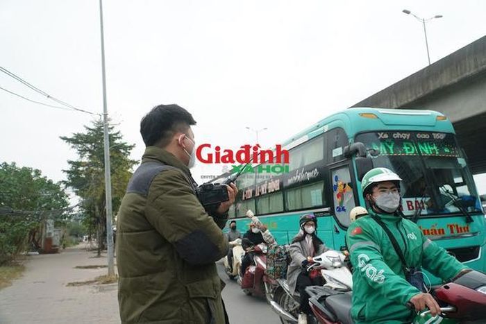 Vào những ngày cận tết (25 tháng chạp), nhu cầu đi lại của người dân tăng cao cũng là lúc nhiều hãng xe khách “bò” trên đường để dừng đỗ, đón khách - (ảnh Đồng Diệm).