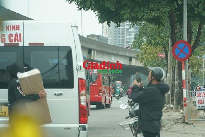Một số nhà xe vẫn bất chấp dừng đón khách, nhận chở hàng đoạn từ tòa nhà Keangnam hướng bến xe Mỹ Đình - (ảnh Đồng Diệm).