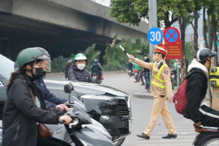 "Người dân nên vào bến xe khách mua vé, lên xe, tránh tình trạng đón xe khách dọc đường để đảm bảo quyền lợi, an toàn cho bản thân và mọi người, cũng như chấp hành đúng những quy định của pháp luật", Đại úy Tài nhấn mạnh.