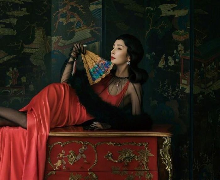 Dương Mịch sinh ngày 12/9/1986, là diễn viên nổi tiếng, tham gia showbiz từ nhỏ. Người đẹp được biết đến qua các phim "Tam sinh tam thế thập lý đào hoa", "Tiểu thời đại", "Tôi là nhân chứng", "Tú Xuân Đao 2"...
