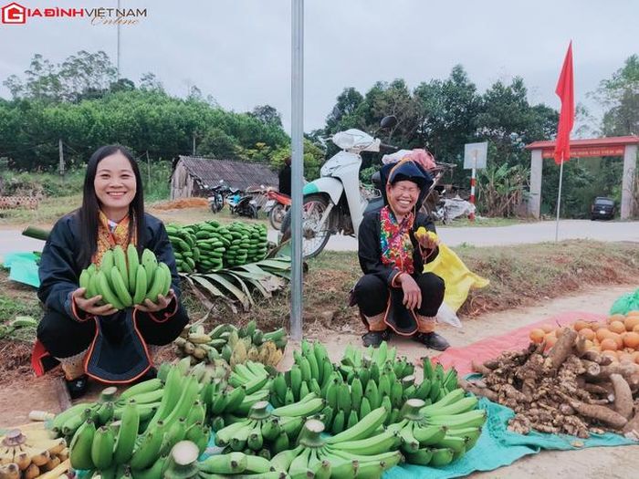 Nụ cười tươi rói trên khuôn mặt của người bán hàng khi đến với phiên chợ Tàu Tiên dịp cuối năm
