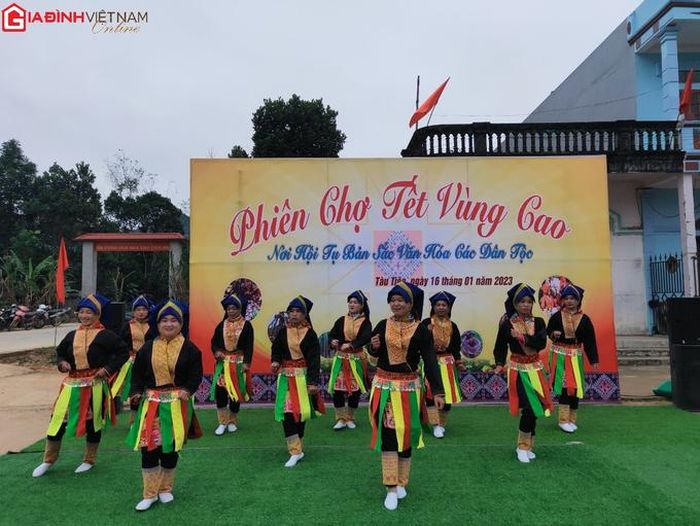 Nhiều tiết mục văn nghệ mang đậm nét văn hóa dân tộc đặc sắc được biểu diễn tại phiên chợ nhằm phục vụ bà con đến mua sắm 