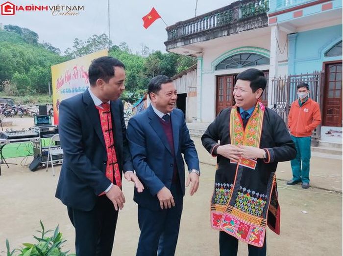 Phiên chợ Tàu Tiên không chỉ thu hút bà con trong vùng tới phiện chợ trong tiết trời sang xuân mà lãnh đạo huyện Ba Chẽ cũng đến hòa cùng không khí nhộn nhịp của phiên chợ vùng cao