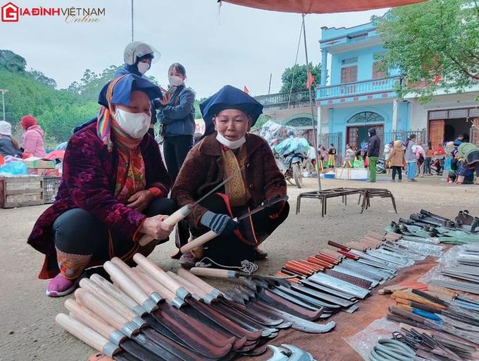 Các quầy hàng như dao, vật dụng đi rừng cũng được bà con trưng bày và tìm mua ở phiên chợ đặc biệt này