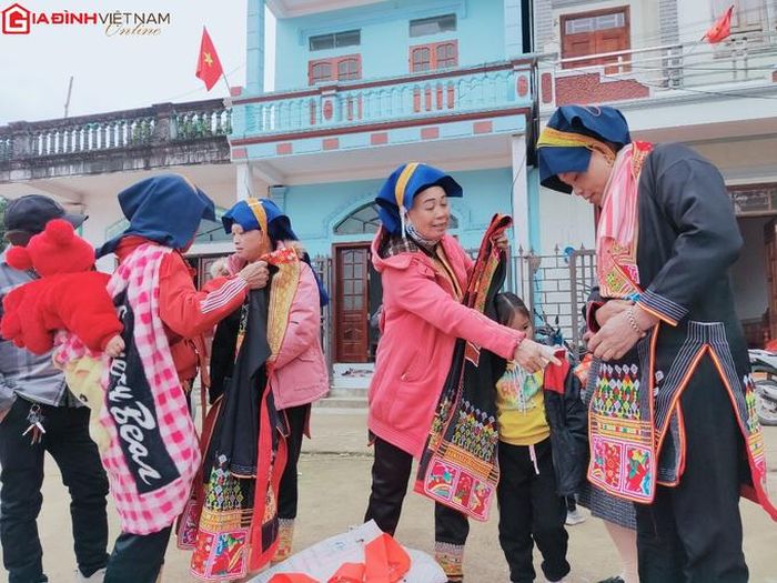 Một góc nhỏ của khu bán trang phục nhộn nhịp người ra vào mua sắm