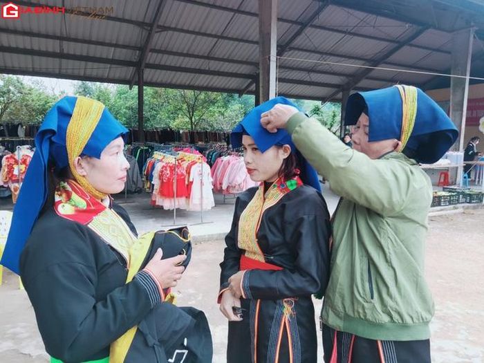 Phiên chợ cuối năm cũng là dịp để bà con mua sắm những bộ trang phục mới để đón xuân