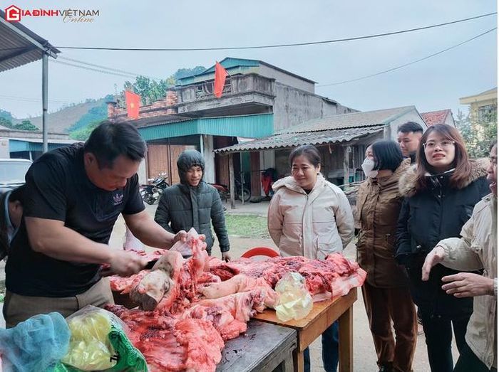 Không chỉ có thực phẩm thiết yếu như thịt lợn, thực phẩm khô như cá... được nhiều người tìm mua