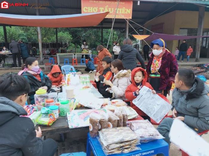 Phiên chợ cuối năm cũng là dịp để đồng bào vùng cao giao thương mua bán các nhu yếu phẩm phục vụ ngày Tết