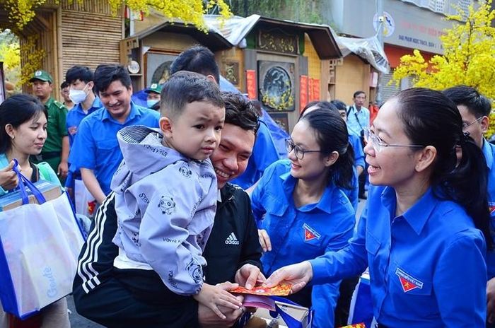 Thành đoàn thành phố Hồ Chí Minh và Liên đoàn Lao động thành phố tổ chức chuyến xe 0 đồng đưa 1.500 đoàn viên, thanh niên công nhân về quê ăn Tết. Ảnh: Hùng Khoa.