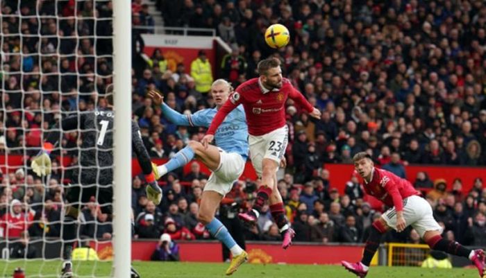 Luke Shaw trong tình huống chọn vị trí tốt trước chân sút sung mãn Erling Haaland.