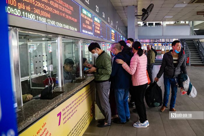 Khu vực mua vé tại bến xe Nước Ngầm chiều ngày 18/1.