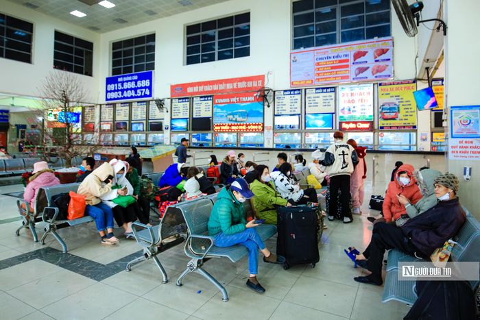 Ghi nhận của Người Đưa Tin lúc 15h ngày 18/1 (tức 27 Âm lịch) tại bến xe Mỹ Đình, người dân bắt đầu đổ về đây để chờ đợi chuyến xe về quê ăn Tết.