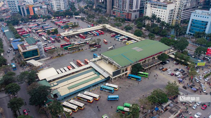 Theo đại diện bến xe Mỹ Đình, những ngày cận Tết, trung bình bến xe có hơn 300 lượt xe phục vụ đưa người dân về quê ăn Tết.