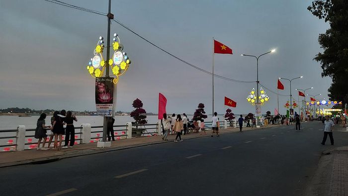Tuyến phố đi bộ được tổ chức dọc bờ kè phường Long Thạnh