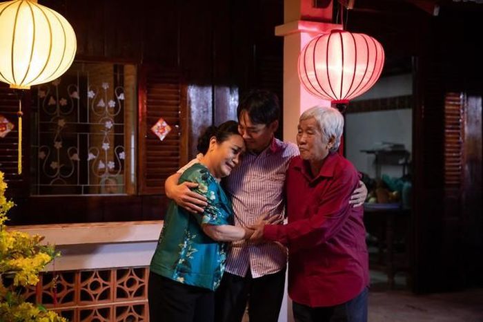 Hình ảnh người con xa nhà đoàn tụ với cha mẹ trong MV