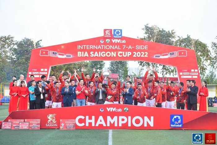 ...và trở thành giải quốc gia và giải quốc tế 7 người lần đầu tiên được tổ chức đã khẳng định sự phát triển của loại hình bóng đá độc đáo này. Ảnh: Vietfootball