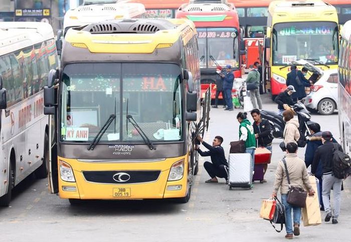 Hành khách đến Bến xe Nước Ngầm rời Hà Nội, chiều 19/1.