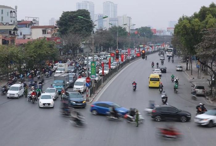 Người và phương tiện di chuyển từ phố Ngọc Hồi về hướng cao tốc Pháp Vân - Cầu Giẽ.