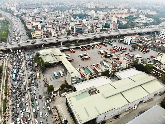 Ùn tắc cục bộ tại Ngã tư Bến xe Nước Ngầm, chiều 19/1.