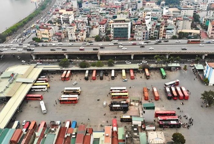 Bến xe Nước Ngầm trong ngày cuối năm.
